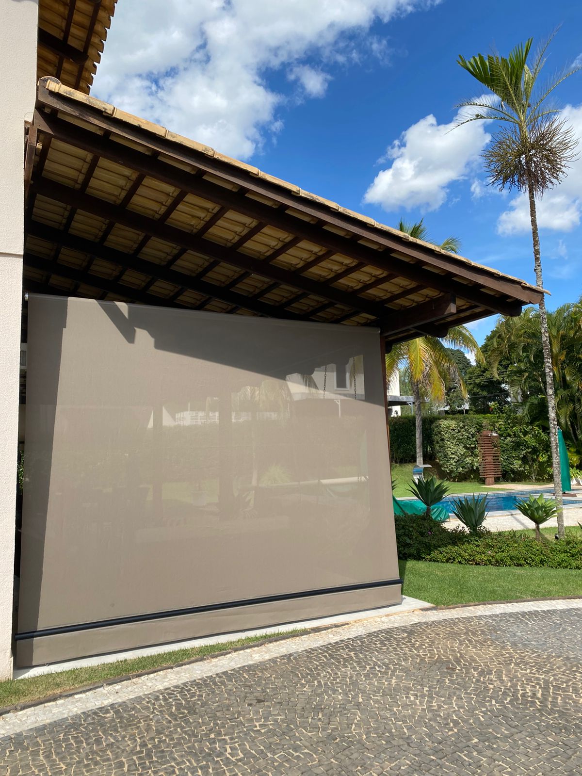 Toldo retrátil colorido em área externa