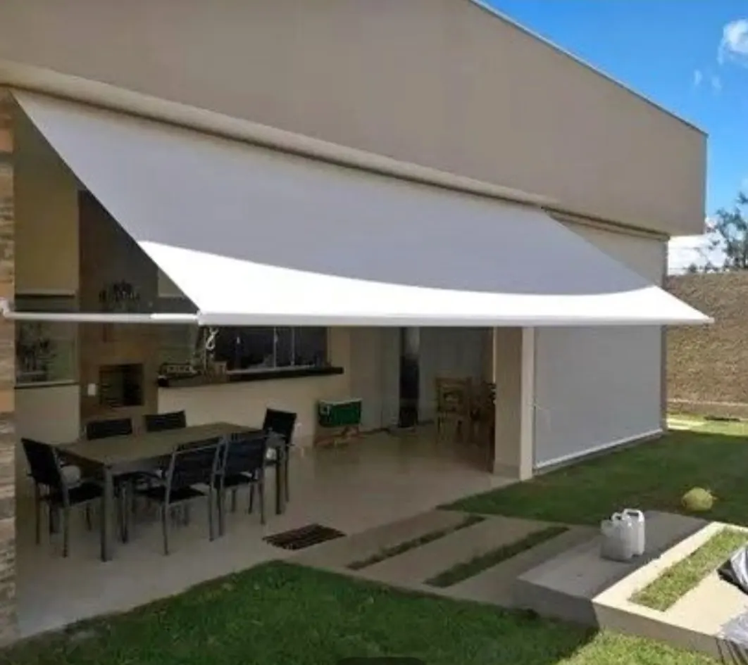 Toldo retrátil em restaurante