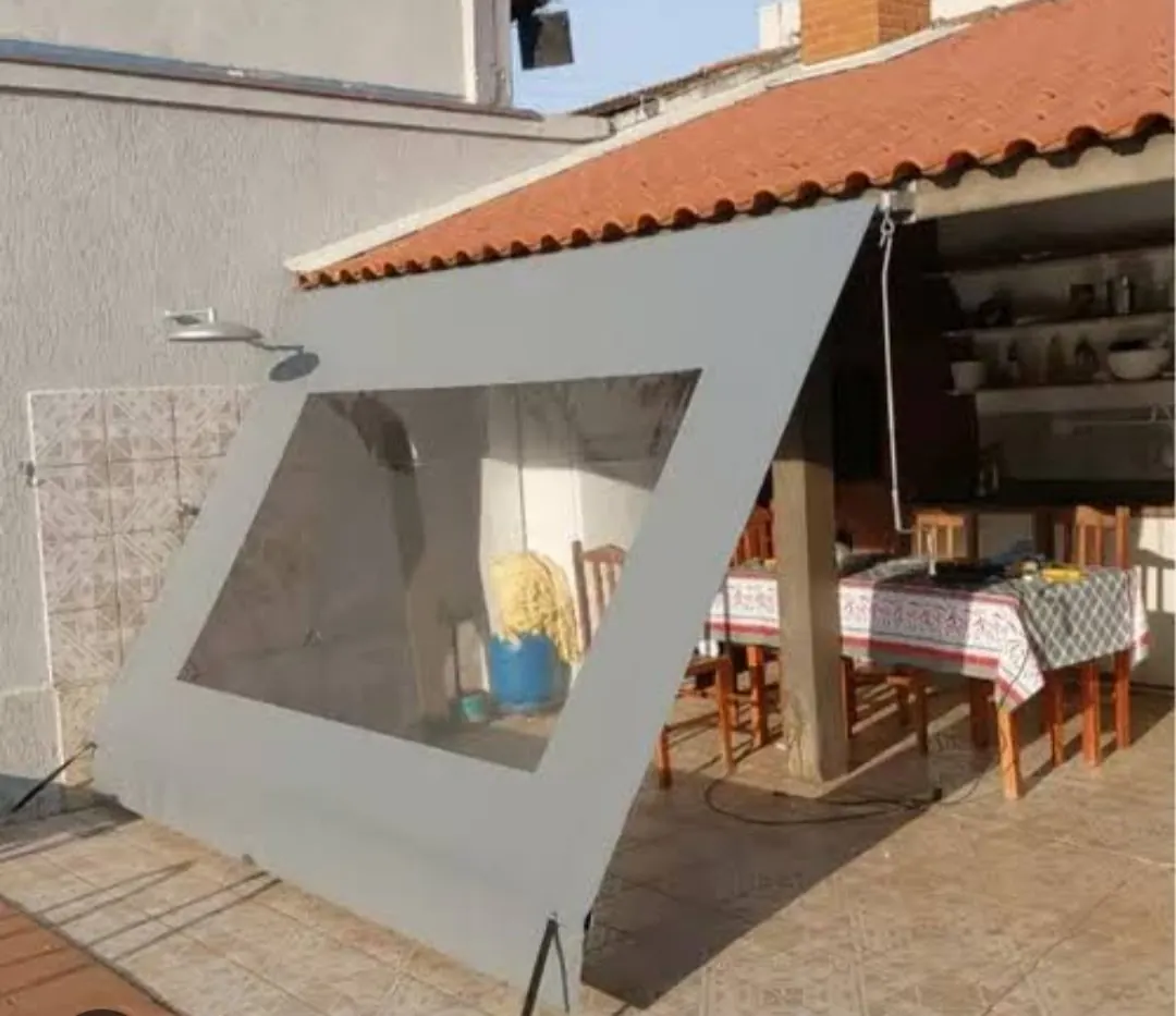 Toldo retrátil moderno instalado em varanda