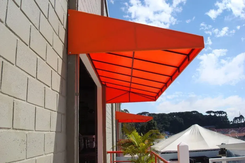 Toldo fixo em fachada comercial