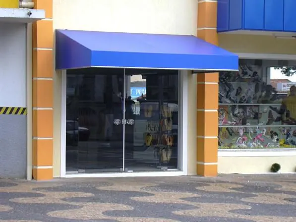Toldo fixo em restaurante