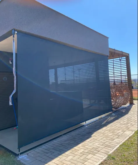 Toldo retrátil em área de lazer