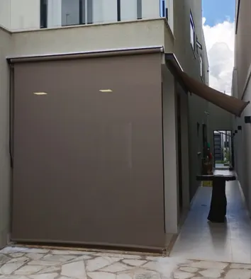 Toldo retrátil em área de lazer